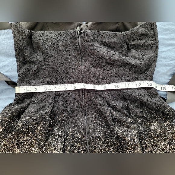Beautiful strapless Prom Dress/Formal. Black and Gold. Sz 9/10 - Picture 10 of 11